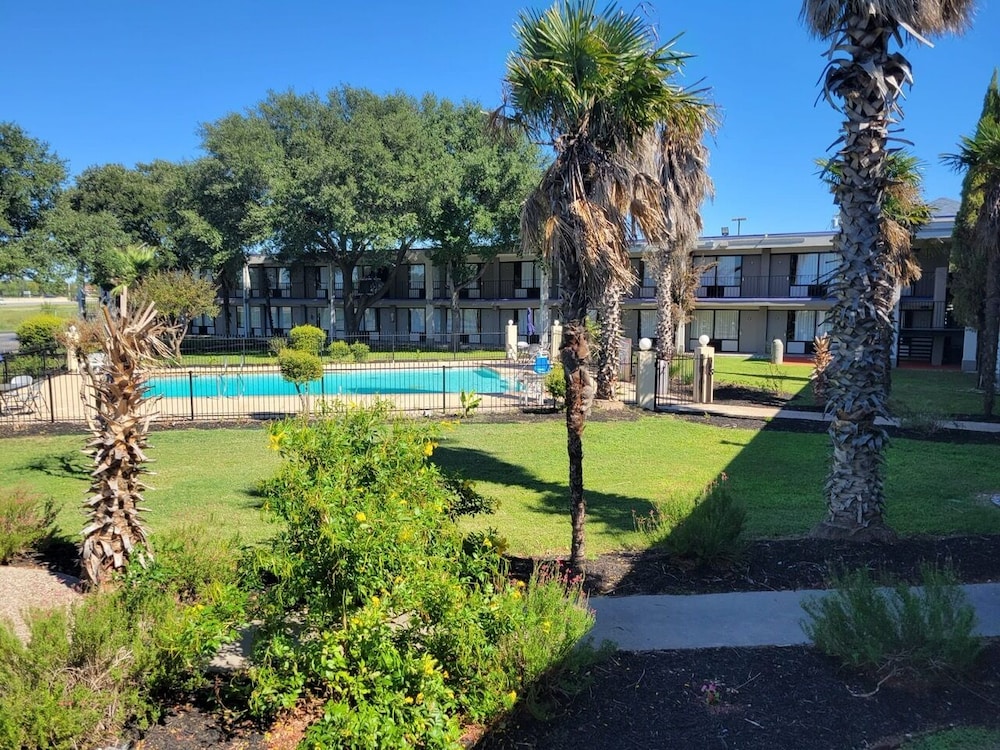 Knights Inn San Antonio near Frost Bank Center - photo 23