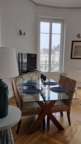 Appartement avec belle vue sur la place du Martroi — 4-Star Luxury Hotel in Orleans, France