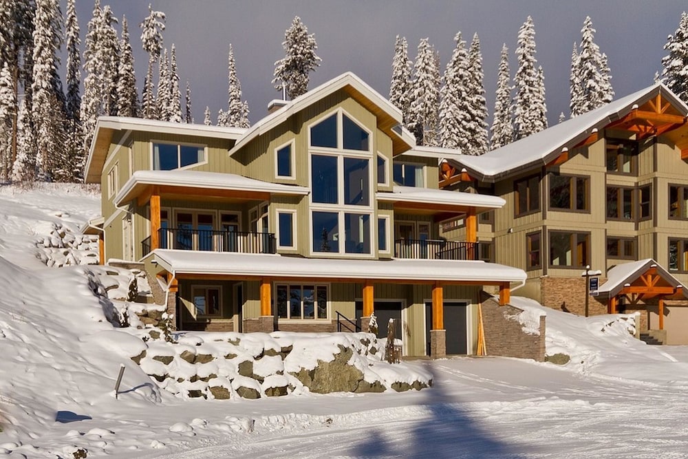 Peaks Retreat By Bear Country — Chase
