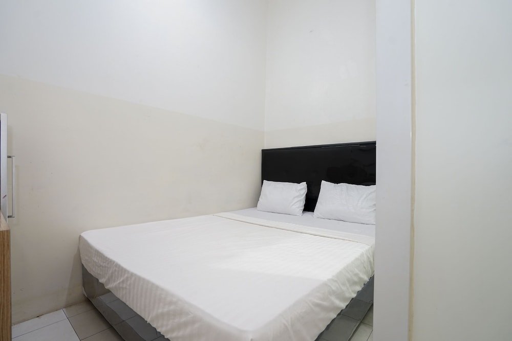 Spot On 2294 Mega Kost - carbon neutral hotel in Palembang