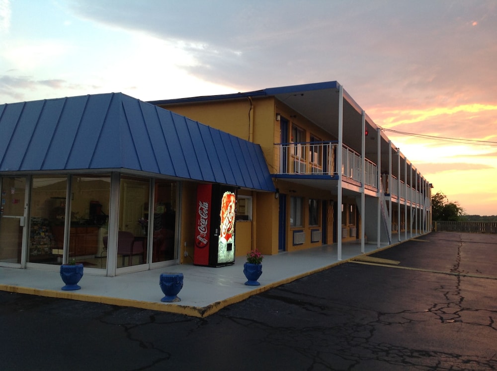 Belmont Inn & Suites - photo 17