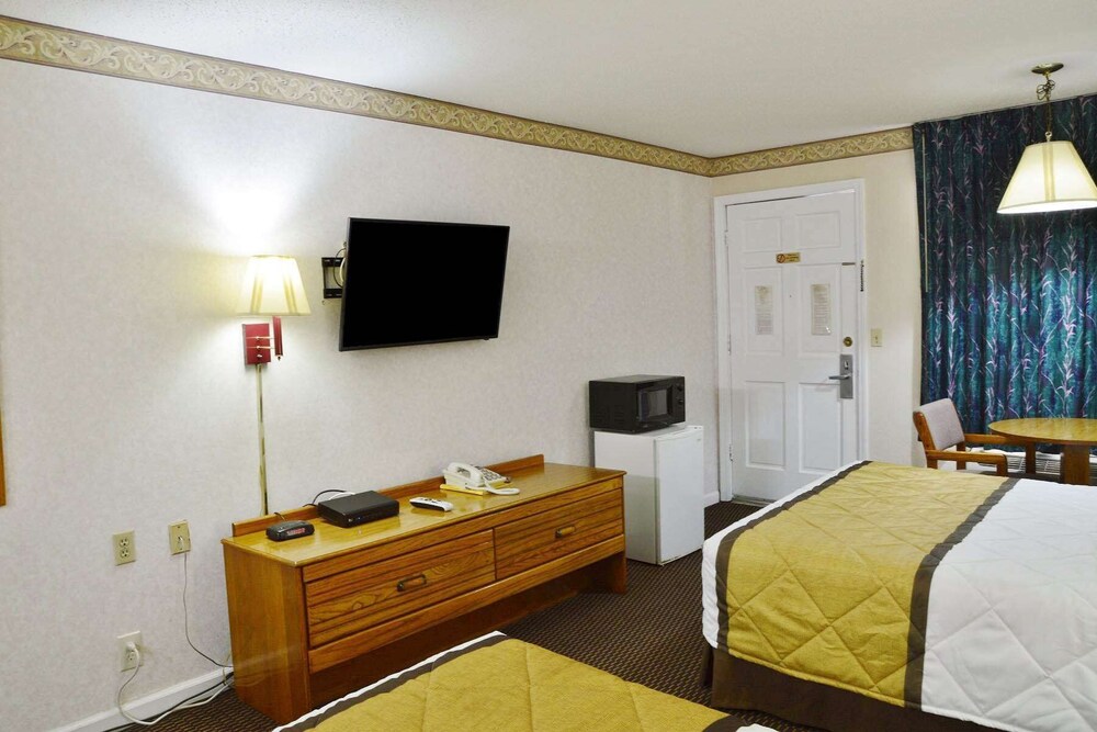 Econo Lodge Calhoun North Damascus - photo 31