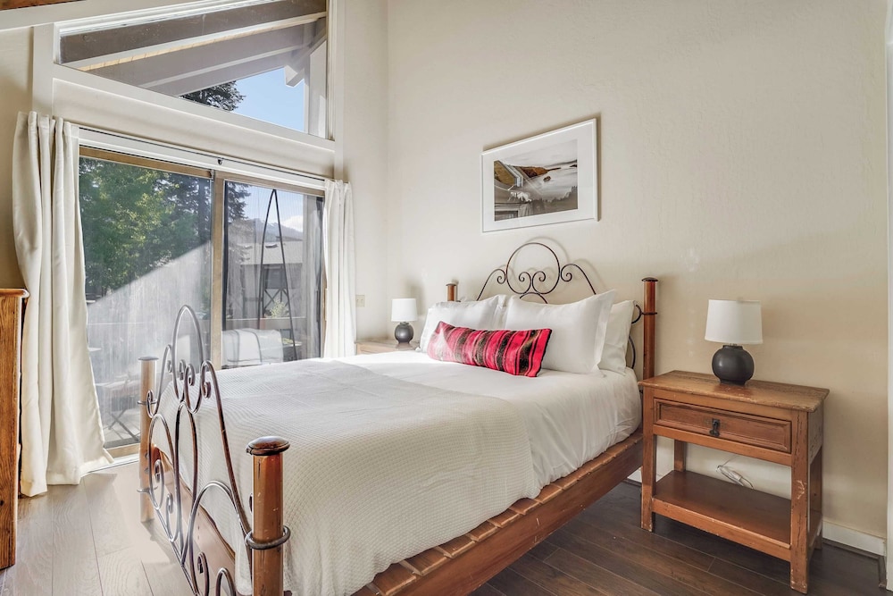 Marillac by Avantstay Gorgeous Ski Cabin w Balcony & Patio — 4-Star Luxury Hotel in Sunnyside-Tahoe City, United States