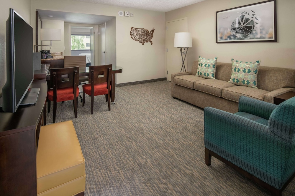 Embassy Suites by Hilton Seattle Tacoma International Airport - photo 17