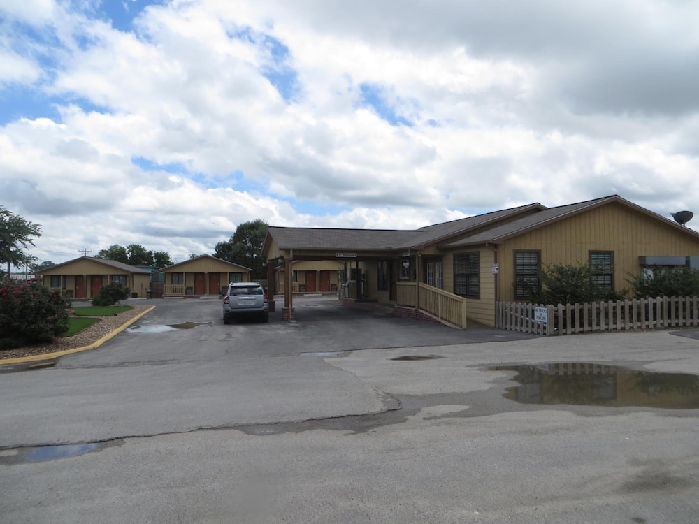 Kenedy Country Inn - photo 29