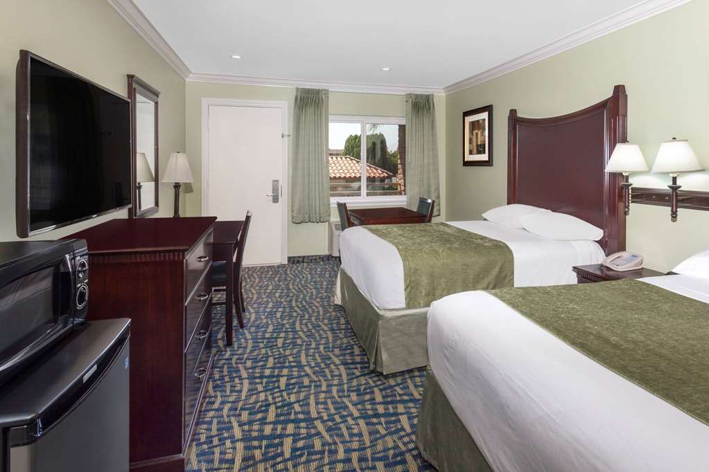 Travelodge by Wyndham Orange County Airport Costa Mesa - photo 22