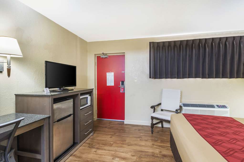 Econo Lodge Inn & Suites I 35 at Shawnee Mission - photo 11