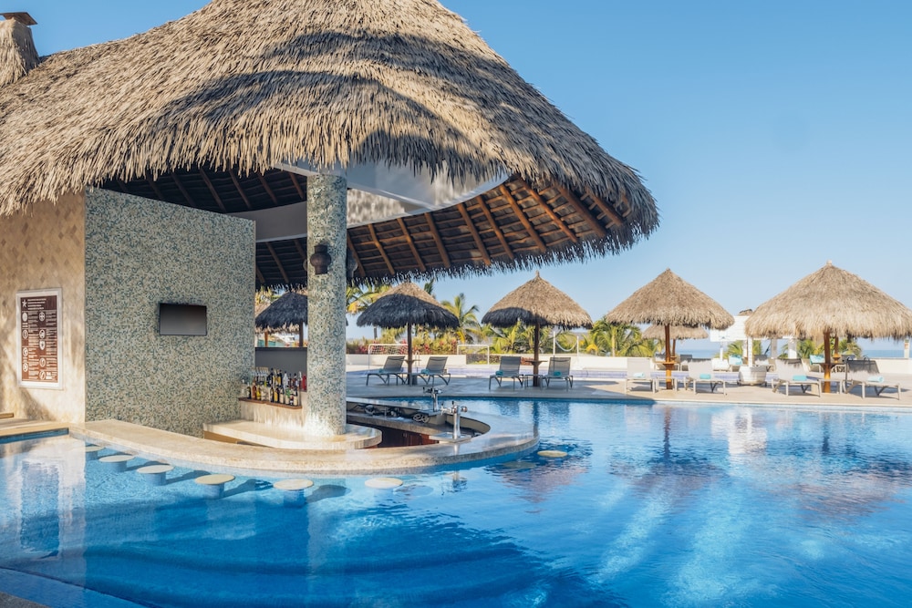 Swim-up bar