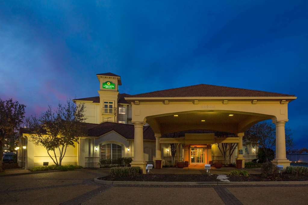 La Quinta Inn & Suites by Wyndham St. Louis Westport - photo 6