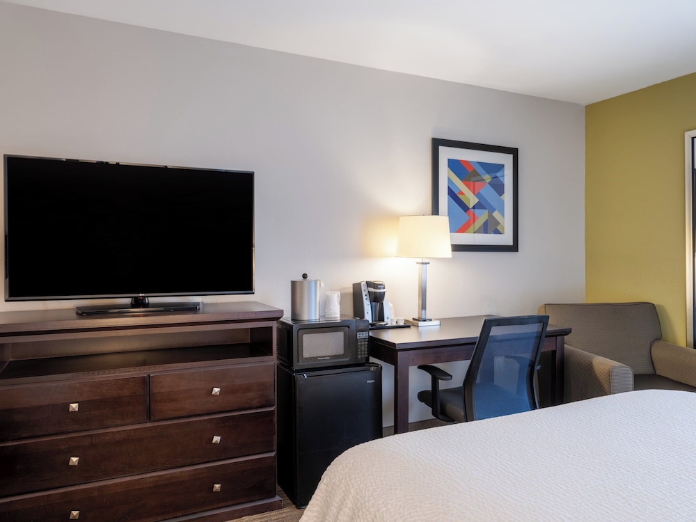 Holiday Inn Express & Suites Chicago Libertyville by IHG - photo 17