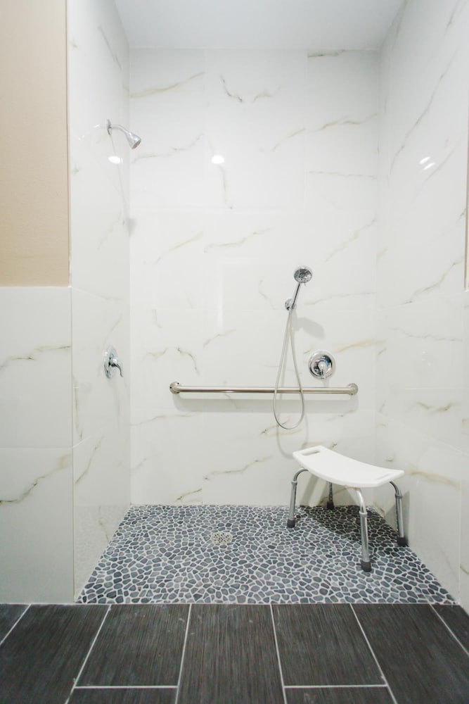Budget Host Inn and Suites - photo 28