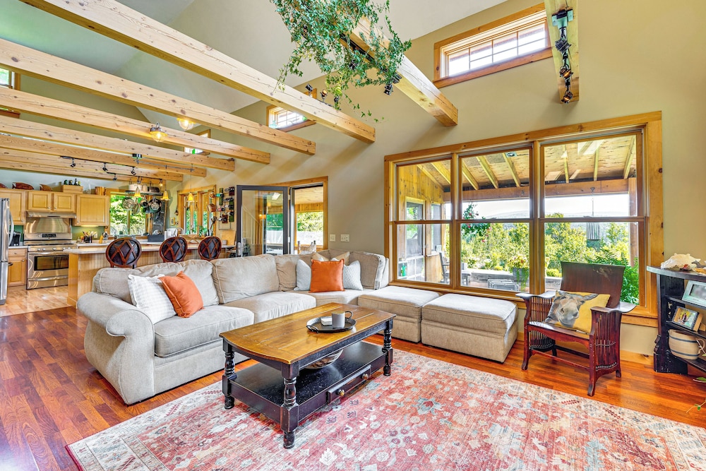 Greensboro Home with Porch and Countryside Views — 4-Star Luxury Hotel in Greensboro, United States