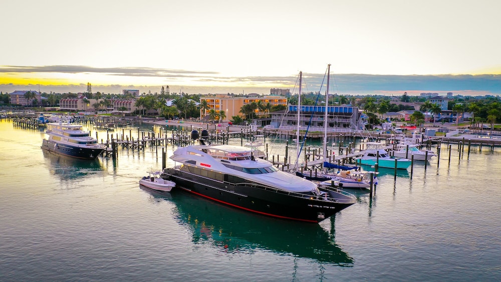 Dockside Inn & Resort - photo 33