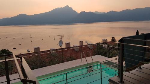 IL SOGNO 1 Piscina e vista lago in Torri Del Benaco, Italy