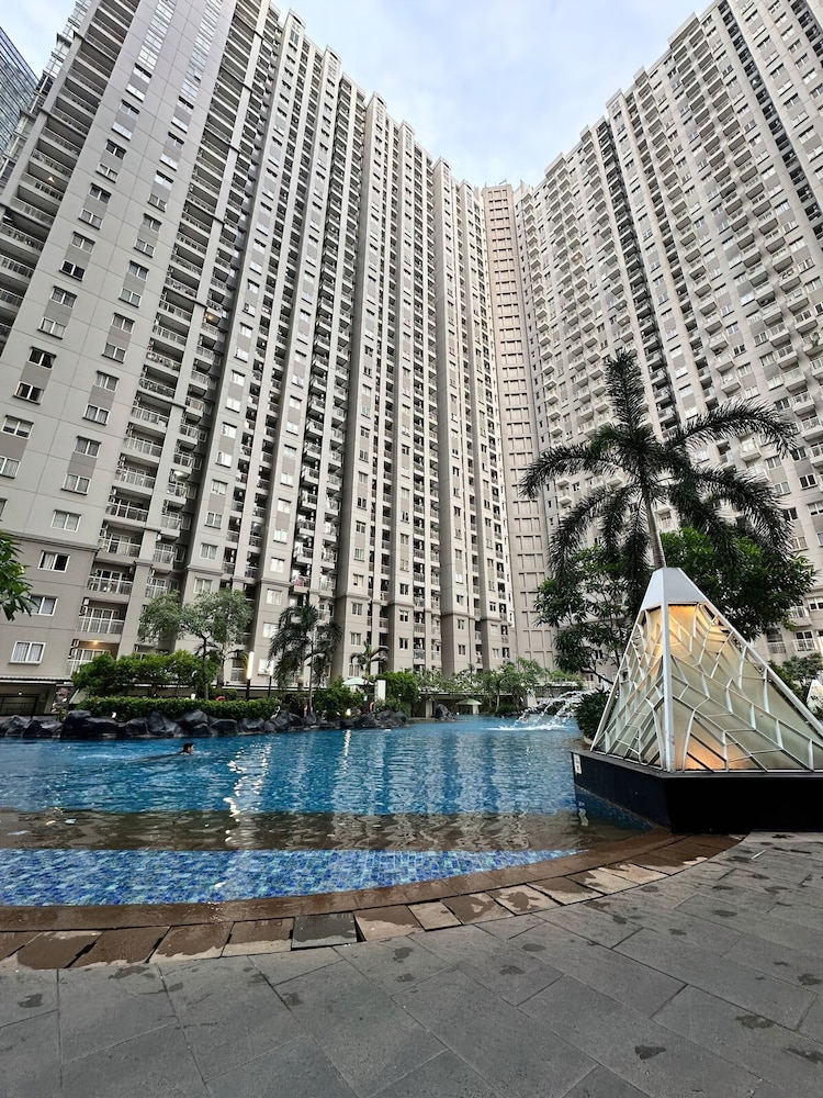 Royal Deluxe & Private Apartments West Jakarta — 4-Star Luxury Hotel in Jakarta, Indonesia