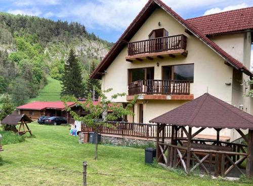 Vila Ianis Bran — 4-Star Luxury Hotel in Bran, Romania