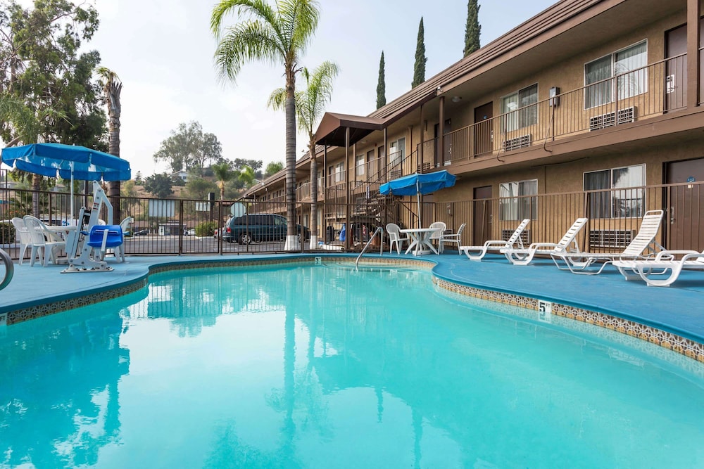 Days Inn by Wyndham San Bernardino - photo 13