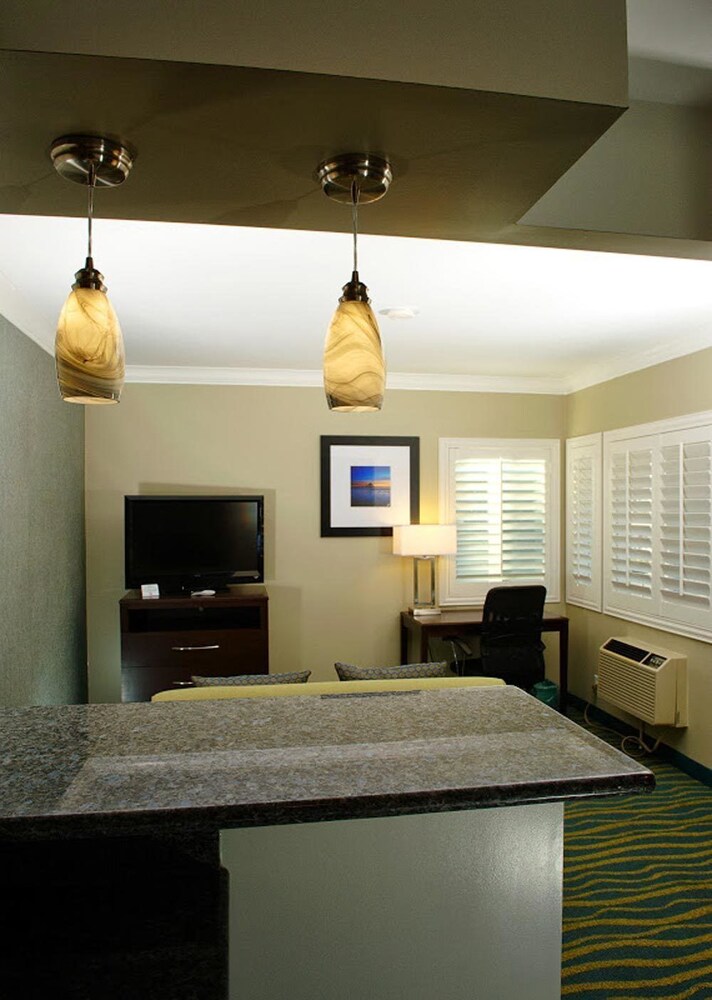 Hi View Inn & Suites - photo 14