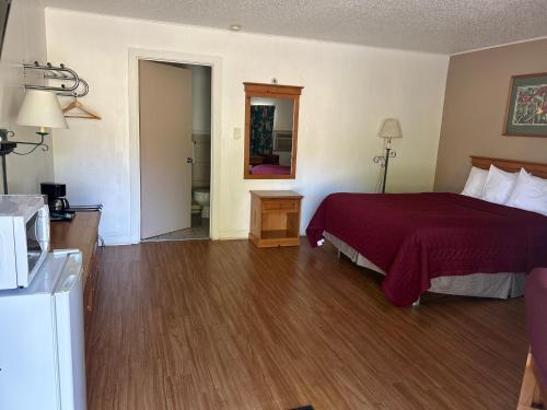 Redwood Arms Motel - photo 3