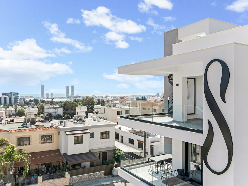 Sanders Only Delightful 2 bdr Apt With Balcony