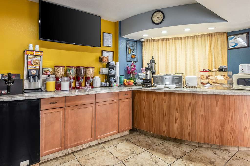 Econo Lodge Inn & Suites Macon North - photo 16