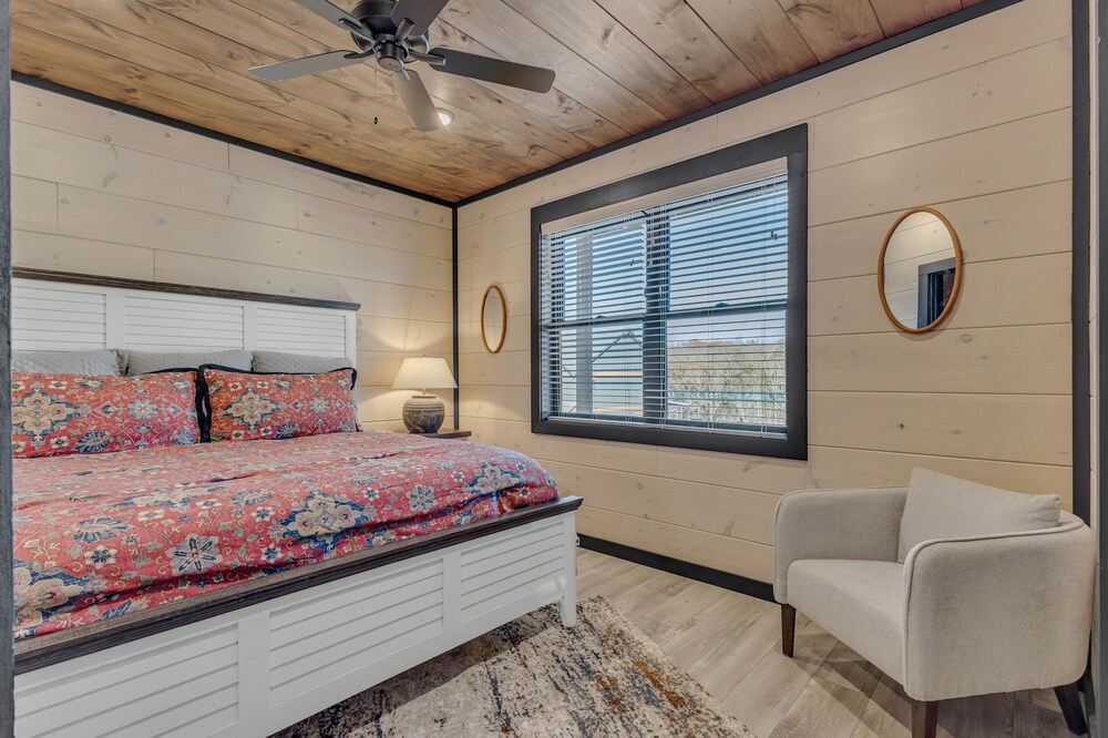 Smith Creek Resort 5 Bedrooms 20 Guest Indoor Pool Resort Amenities in Pigeon Forge, United States