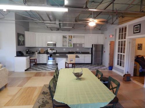 Corner loft with river views — 4-Star Luxury Hotel in Salisbury, United States