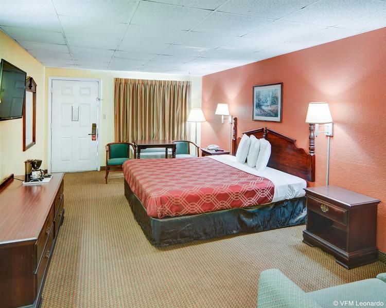 Econo Lodge Marshall - photo 13