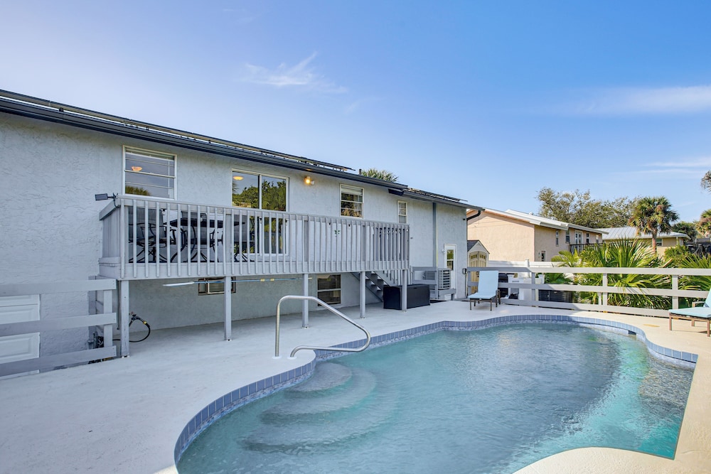 Tropical Bayfront Escape With Heated Pool And Dock — Englewood