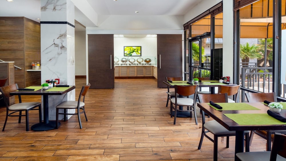 Holiday Inn & Suites Phoenix Airport North by IHG - photo 43