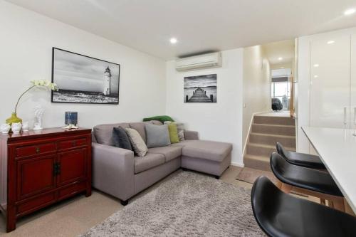 Apollo Blue Pearl Oceanfront Free Wifi — 4-Star Luxury Hotel in Apollo Bay, Australia