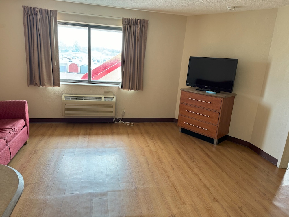 Red Roof Inn and Suites Cleveland Elyria - photo 41
