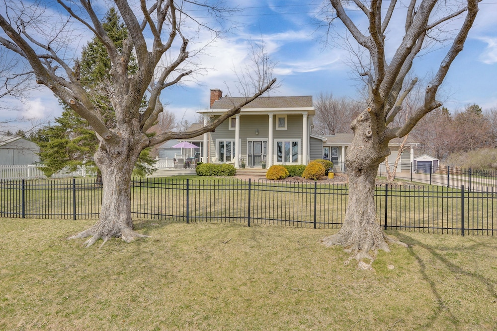 Tennis Court and Deck Pet Friendly Charles City Gem — hotel in Charles City