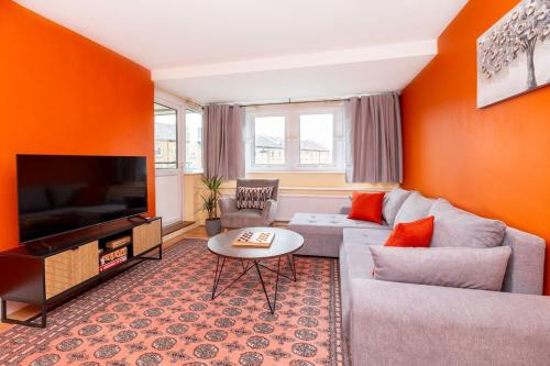 Spacious 4BR apt with large balcony — 4-Star Luxury Hotel in London, United Kingdom