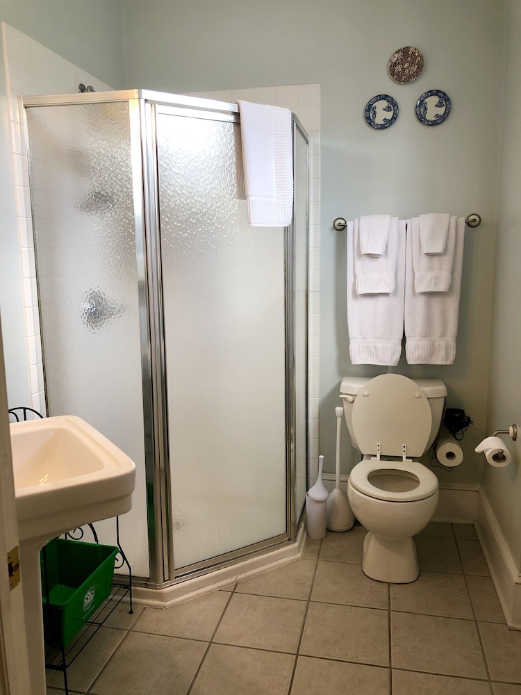 Rogues Harbor Inn - photo 41