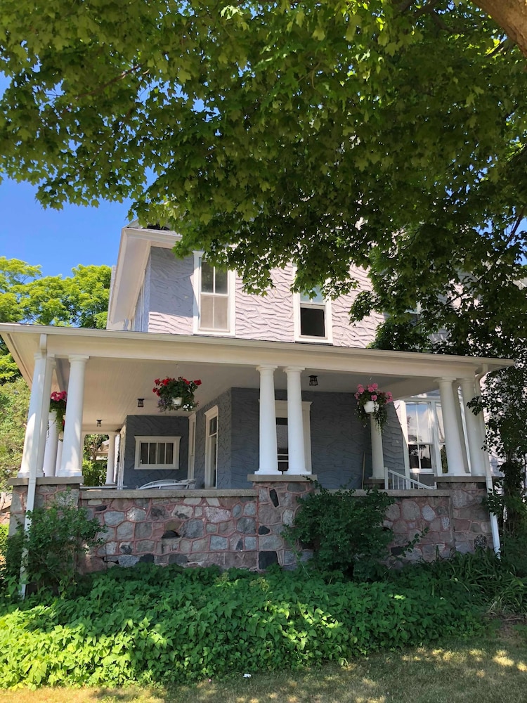 Charlevoix House 10821125 — Charlevoix