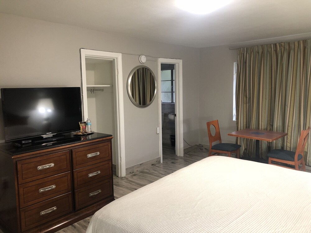 Bay Breeze Inn Bradenton Downtown - photo 3