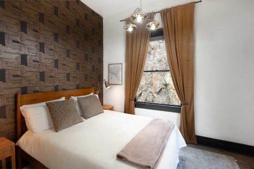 The Block Basic Queen - carbon neutral hotel in Bisbee