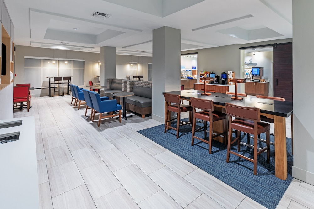 Holiday Inn Express & Suites West by IHG - photo 29