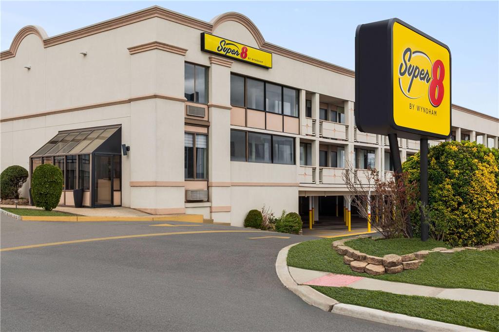 Super 8 by Wyndham Meadowlands — hotel near Teterboro Airport