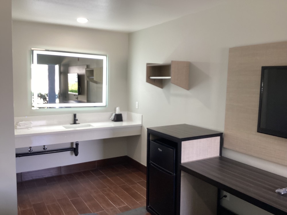 Mayfair Inn Ontario Airport - photo 10