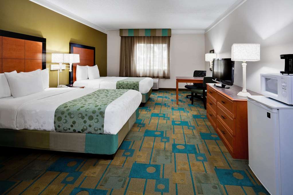 La Quinta Inn & Suites by Wyndham St. Pete Clearwater Airpt - photo 18
