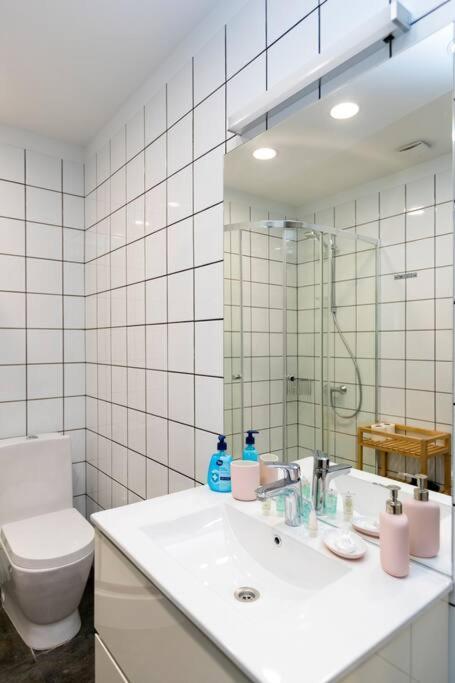 Comfortable 1BR Apartment in Central Vake by Wehost