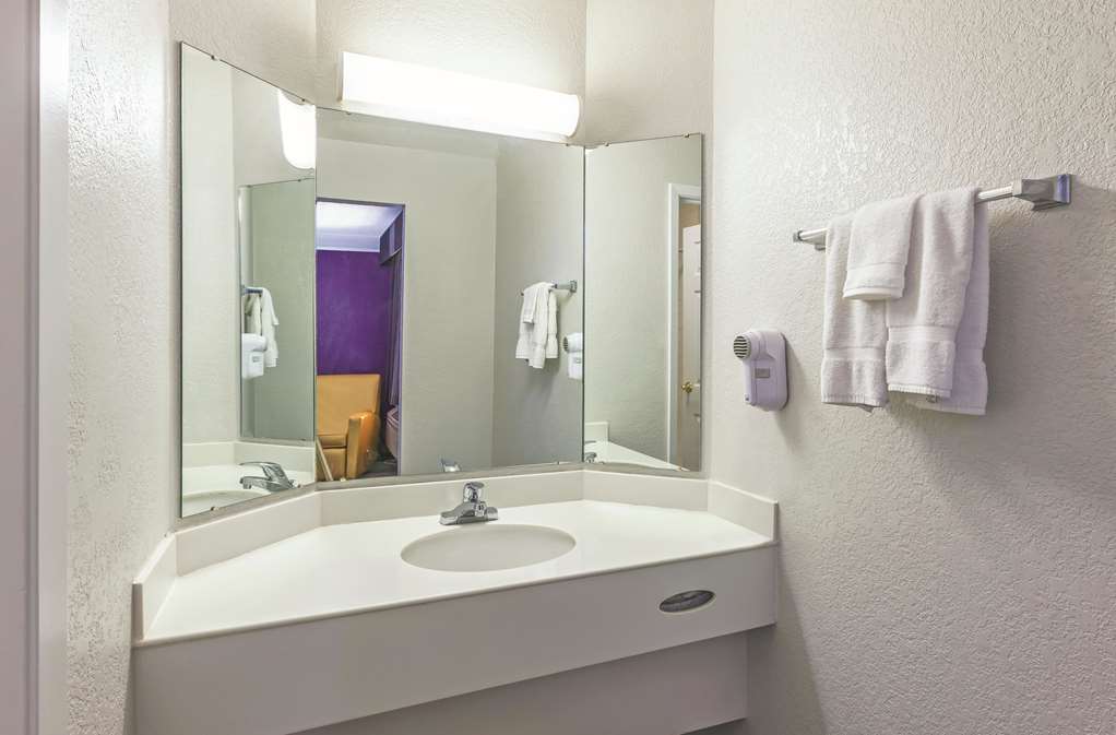 Howard Johnson by Wyndham Sacramento Downtown - photo 33