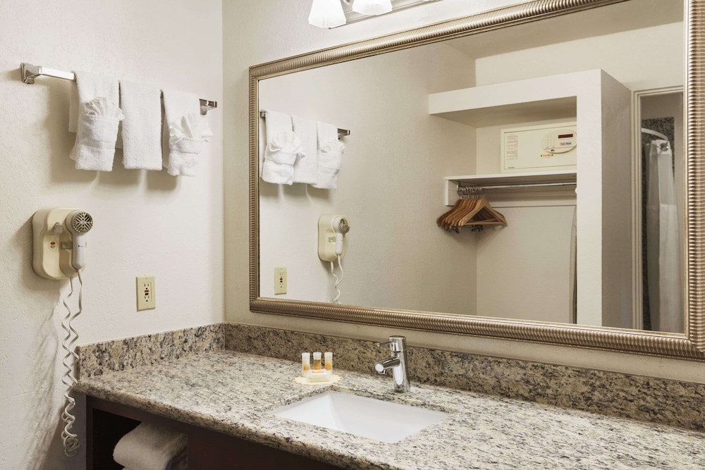 Days Inn by Wyndham Oceanside - photo 13