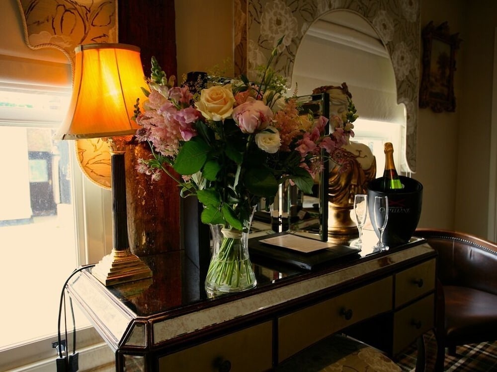 The White Hart Hotel — hotel in Halstead