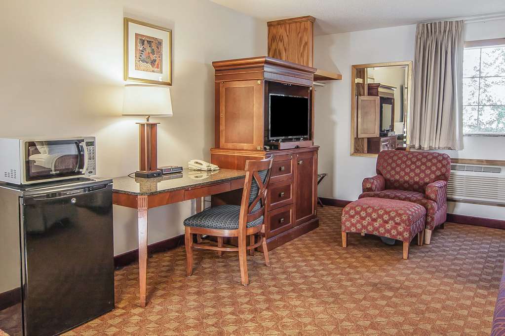 Econo Lodge Inn & Suites Madras - photo 9