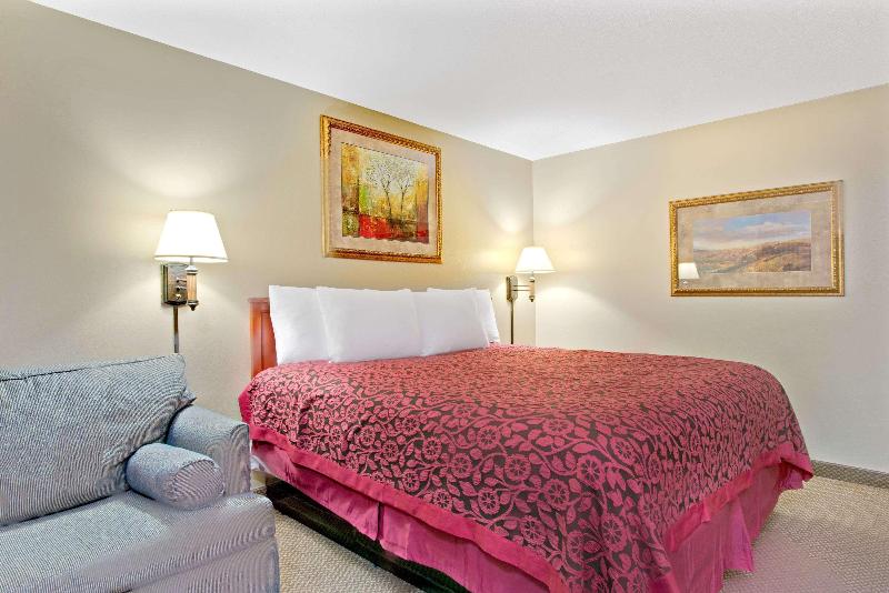 Days Inn and Suites by Wyndham St. Louis Westport Plaza — hotel in Maryland Heights