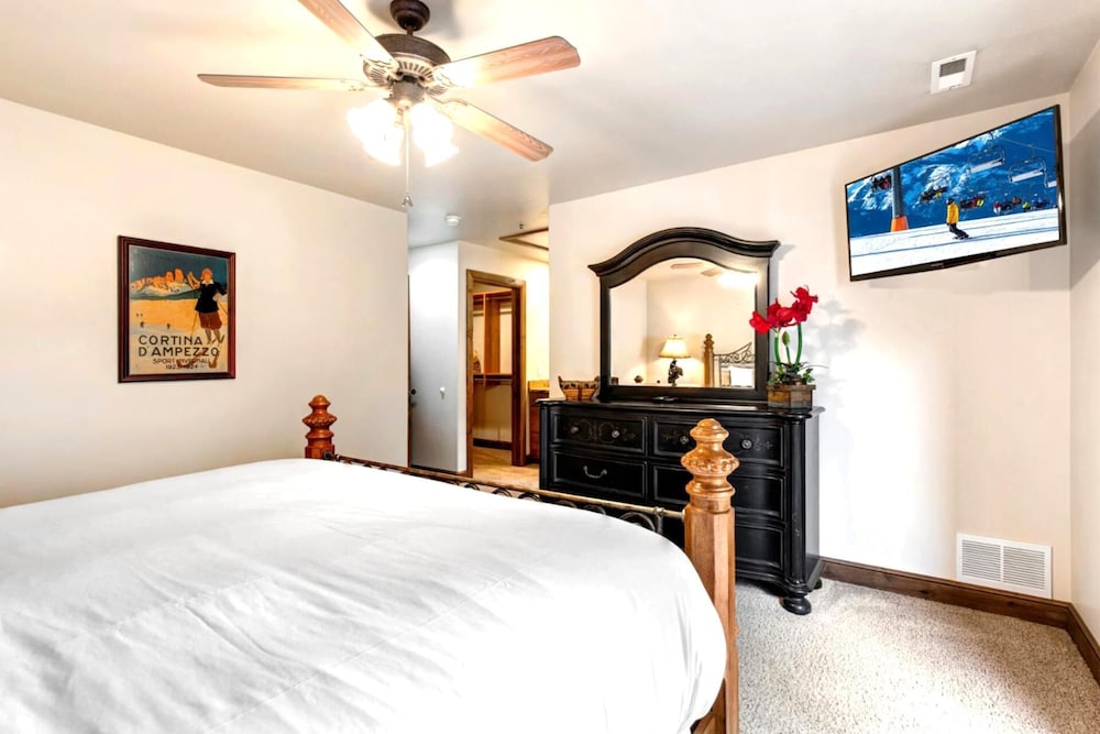 KBM Resorts Walk to Lifts and Main St Rent 1416 and 1418 Townhomes together Pri Hot tub PPS 1418 - photo 13