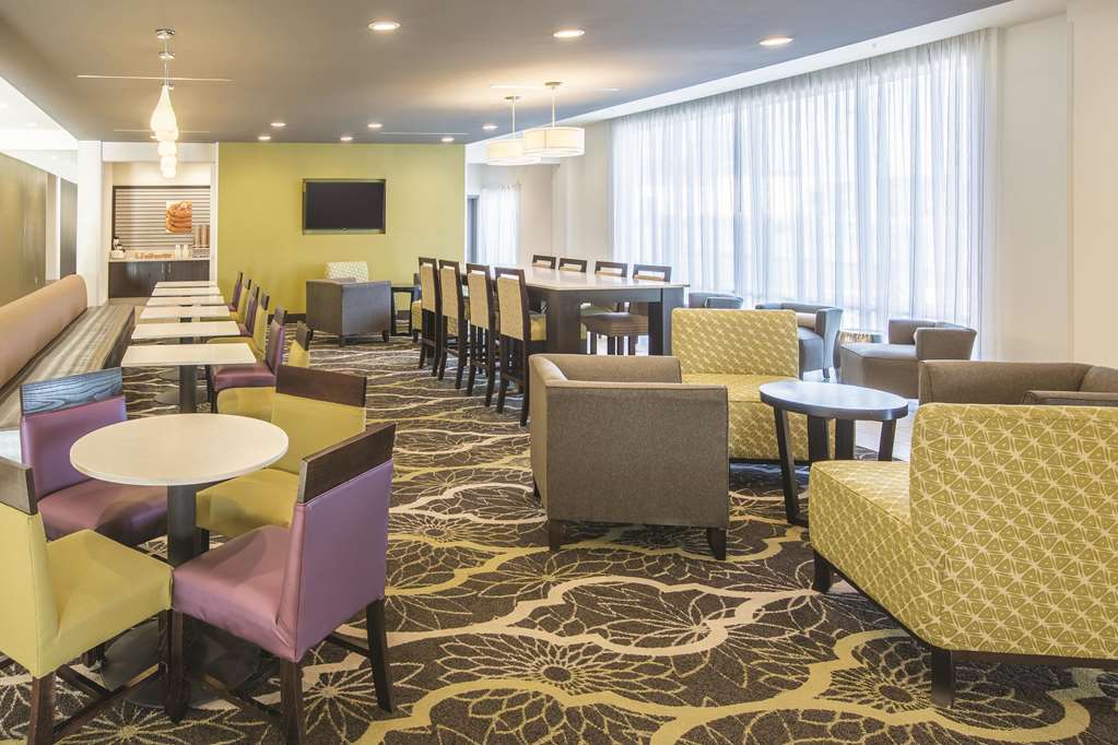 La Quinta Inn & Suites by Wyndham Hattiesburg I 59 - photo 23